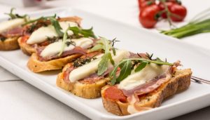 Catering in Gemert Wijn erbij hapjes